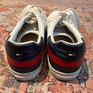 Women’s 9.5 Tommy Hilfiger Sneakers